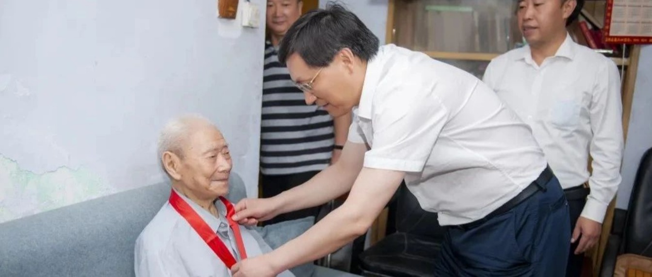 校领导率队走访慰问共产党员