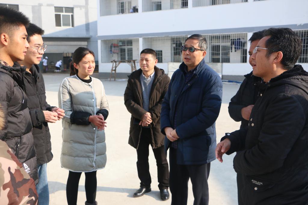 四川文理学院校领导赴扶贫村调研并捐赠帮扶资金