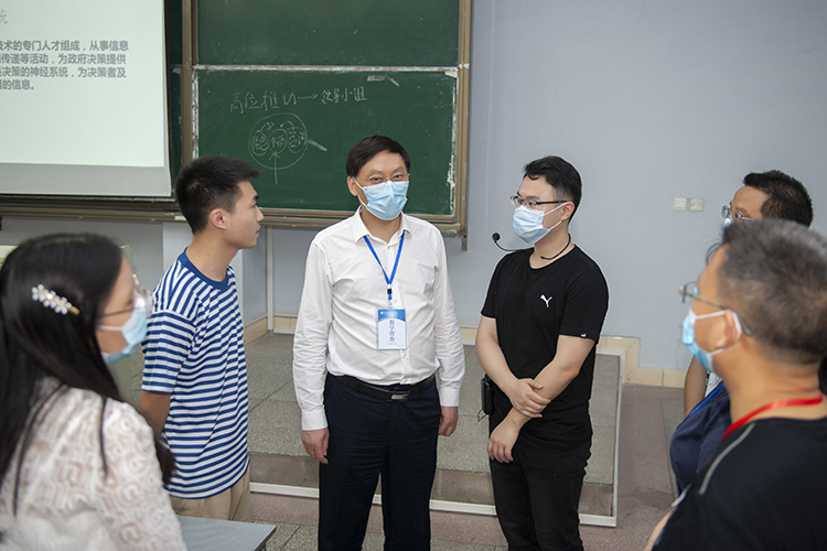 校领导检查线下教学“第一课”